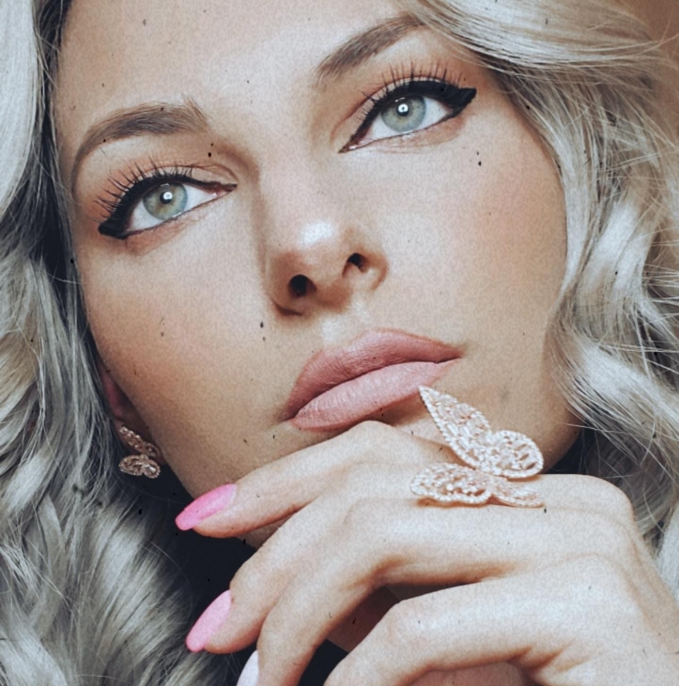 Meet your Posher, Adriana